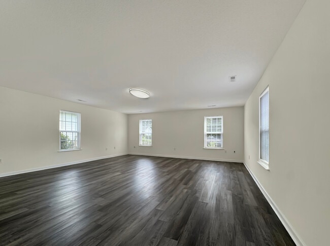 Building Photo - 4333 Oakwood Cir