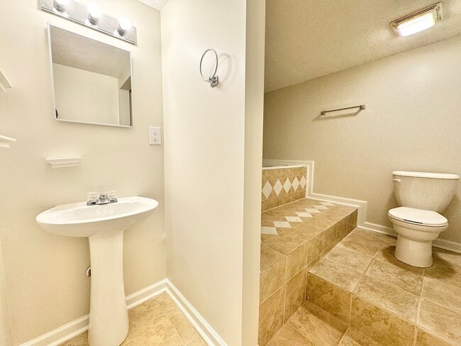 Building Photo - Spacious 4 Bedroom Located in Garden Homes