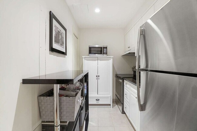 Building Photo - Elegant Back Bay Living in Full-Service La...