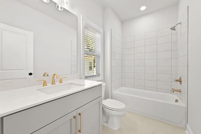 Building Photo - Beautiful 5 bedroom house in Bellmoore Par...