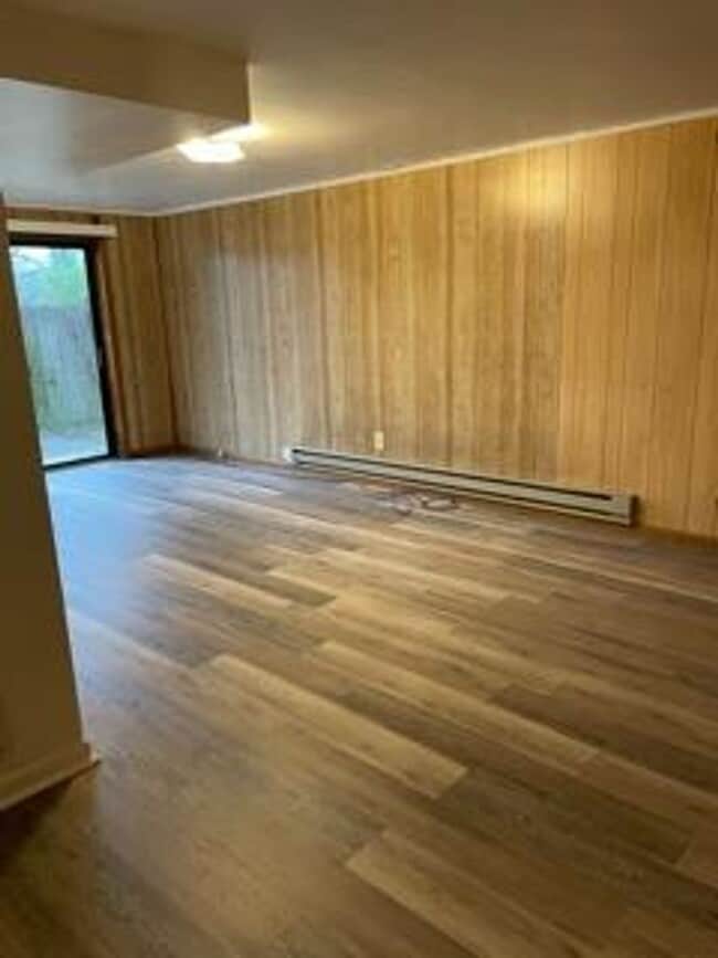 Building Photo - New Listing!