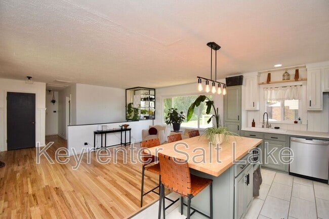 Building Photo - 159 W 2200 S