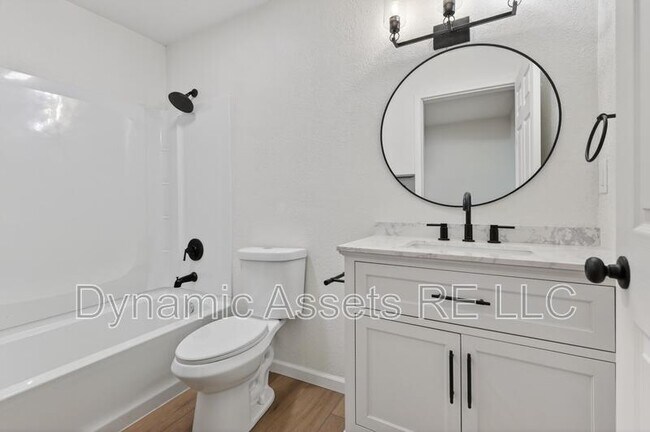 Building Photo - 542 E 23rd St