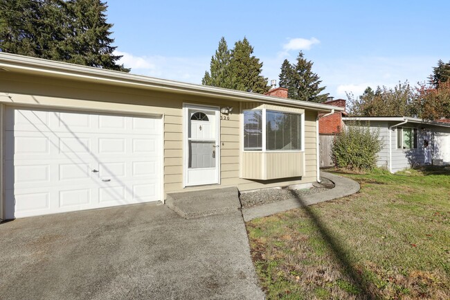 Building Photo - Move in ready! Charming Duplex in Tumwater...