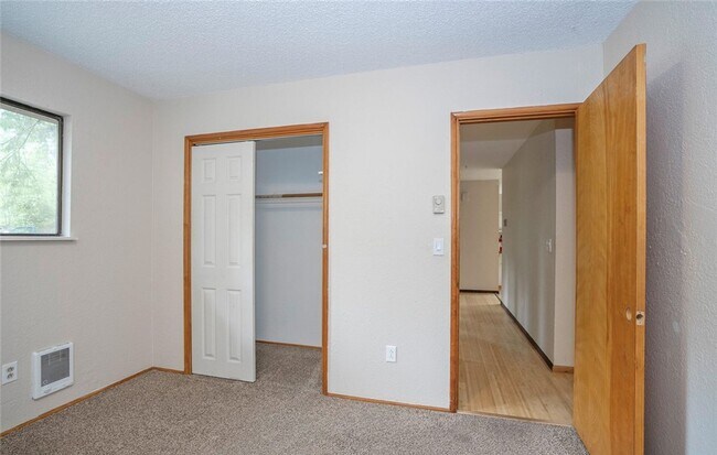 Building Photo - Spacious Rambler Retreat Nestled on an Acr...