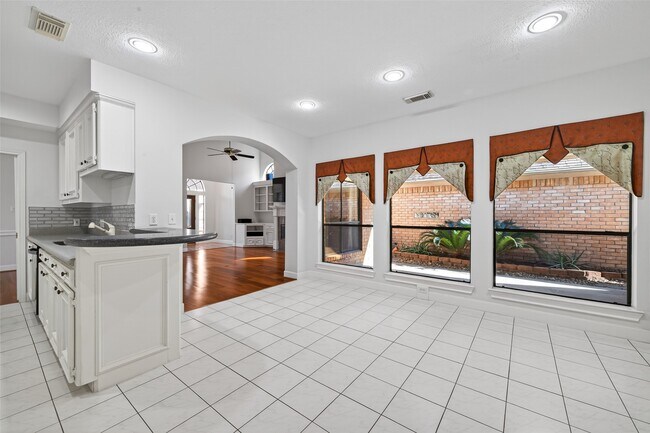 Building Photo - 8023 Oakwood Hollow St