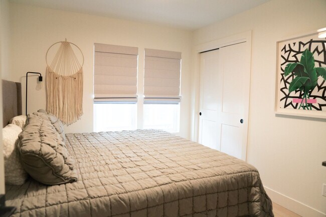 Building Photo - Newly Professionally Designed Home Westsid...