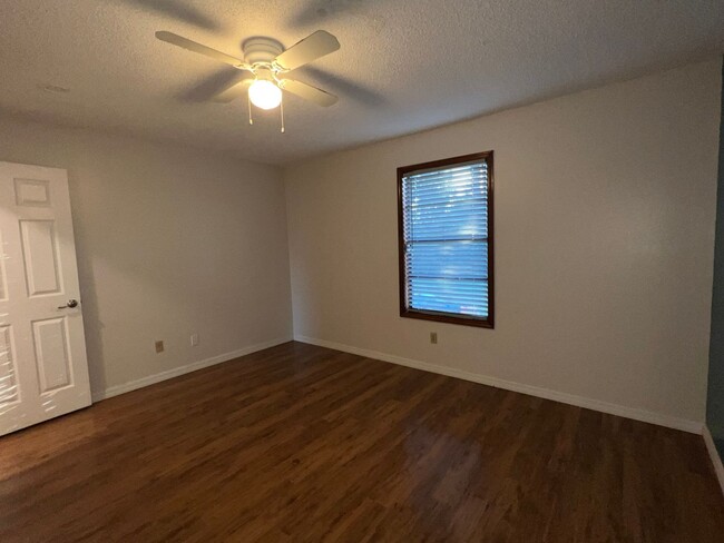 Building Photo - Available Now! Spacious 3 Bedroom 2 Bath o...