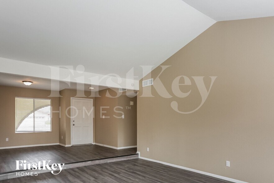 Building Photo - 5015 W Mercer Ln