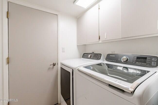 Building Photo - 4016 S Holbrook Ln