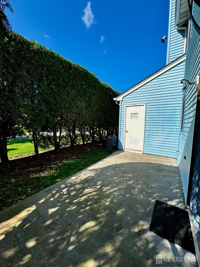 Building Photo - 2703 Deerfield Dr