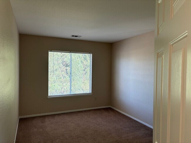 Building Photo - Beautiful Two-Story Home in highly desirable Brentwood location!