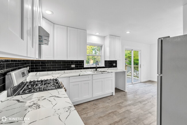 Building Photo - 18888 Oak Ave