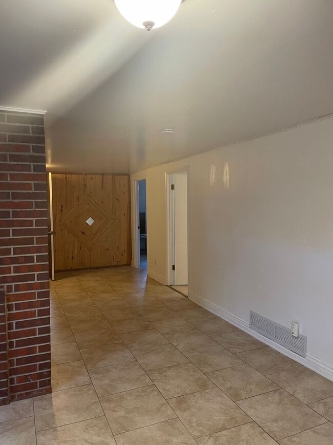 Building Photo - Newly Updated 6 Bedroom South Boulder Home