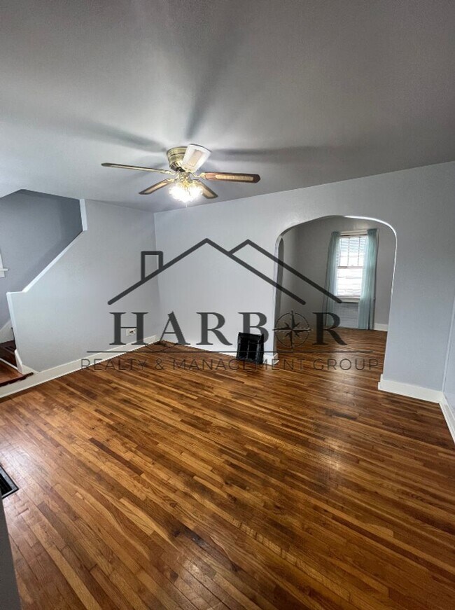 Building Photo - Bright and Comfortable Living!