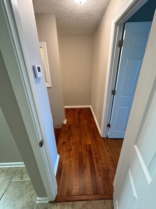 Building Photo - 2908 Country Club Dr