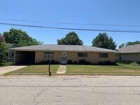 Building Photo - 3 Bedroom 2 Bath, For Lease Bowie TX