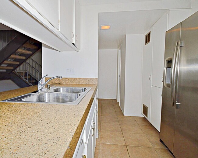 Building Photo - "Discover Your Oasis: Spacious 3-Bed Condo with Granite Touches in Palm Springs!"