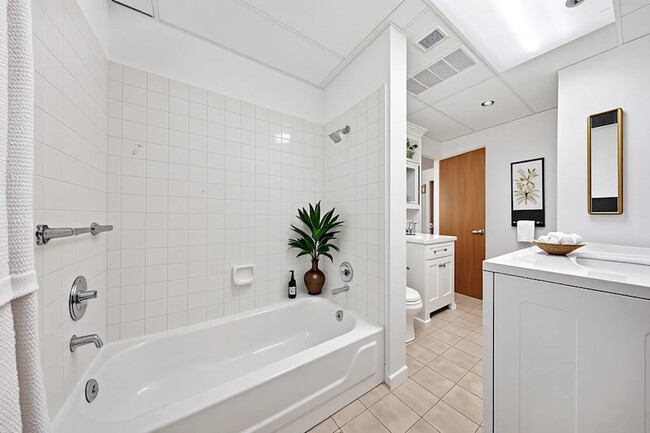 Building Photo - 2500 Mandell St