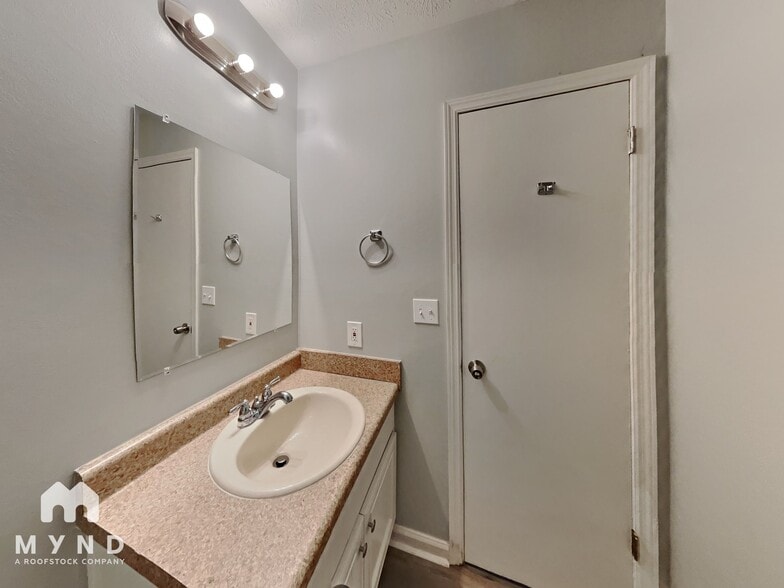 Building Photo - 7792 Chase Woods Dr