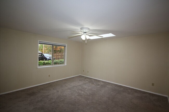 Building Photo - Spacious 3 bedroom, 2 bath home in Northea...