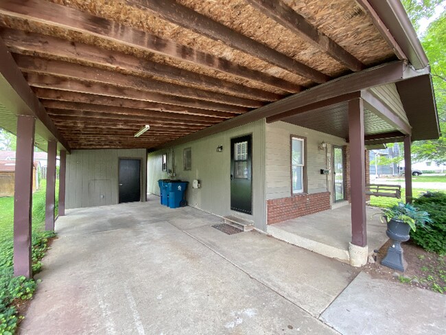 Building Photo - 220 W Corbin St