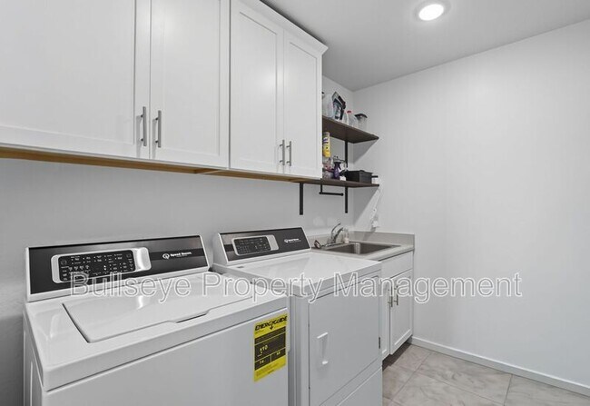 Building Photo - 40462 W Sunland Dr