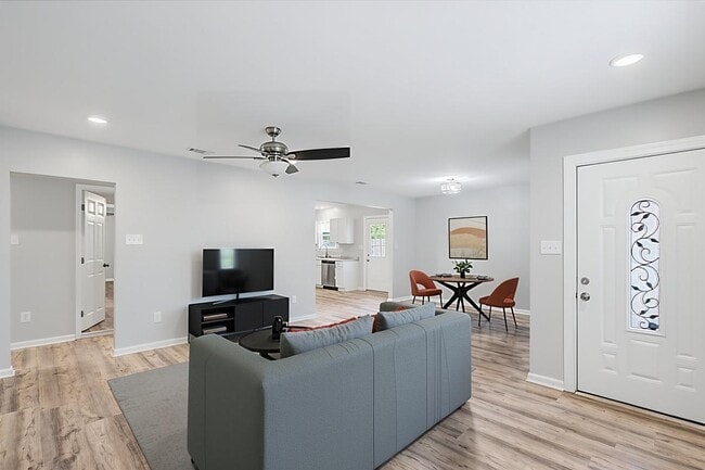 Building Photo - 2204 Mason Dr