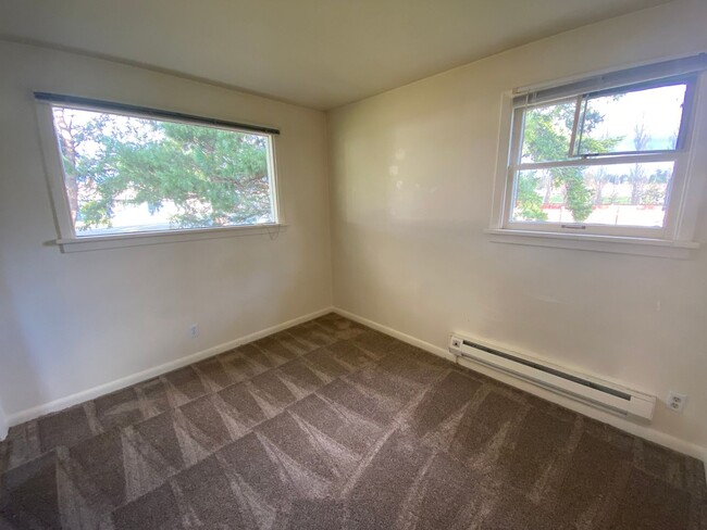 Building Photo - Comfortable 2 Bedroom 1 Bathroom Home with...