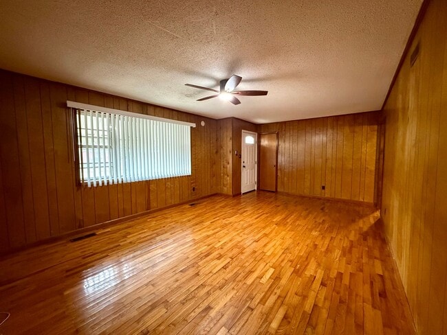 Building Photo - 4 Bedroom/1.5 Bathroom Home in Paragould AR - $1,275/month