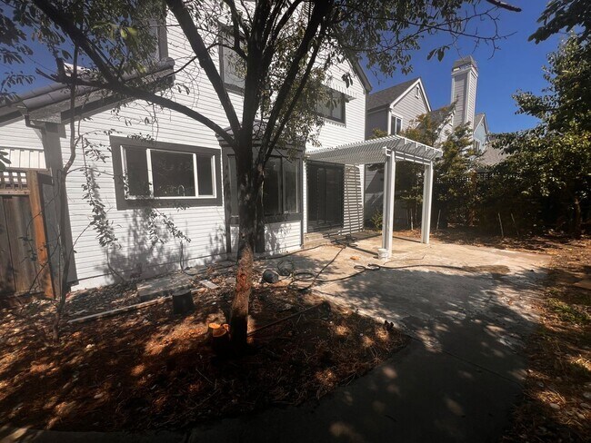 Building Photo - Wonderfully updated Waterman Highlands Home