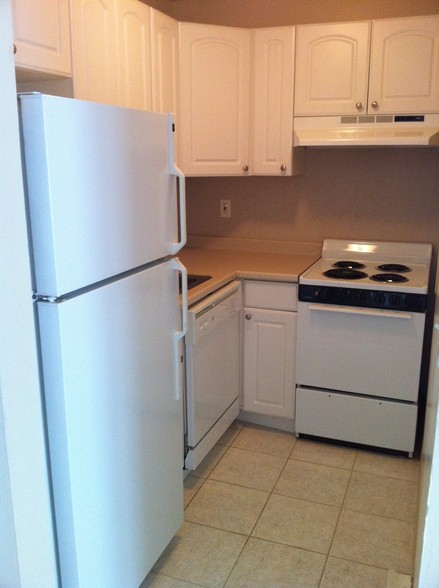 Kitchen - Avon Colonial Manor