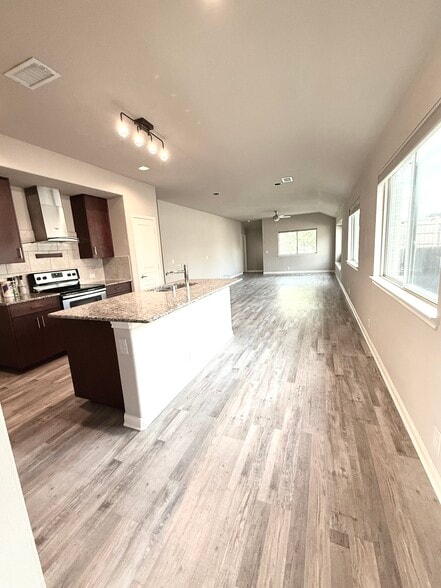 Building Photo - 443 Hayes St