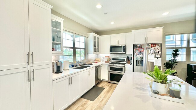 Building Photo - Beautiful "Model" Show Townhome in the Gat...