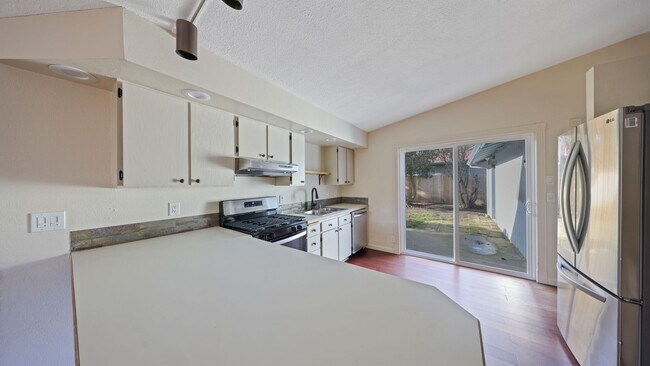 Building Photo - 3 Bed 2 Bath - Centrally Located - NAS Whidbey