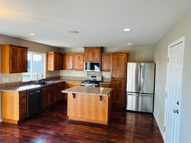 Building Photo - Charming Updated Property in Amazing Neighborhood