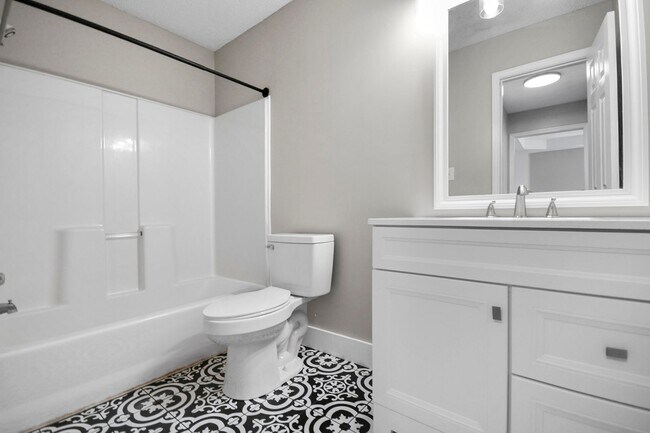 Building Photo - Updated Three Bedroom!