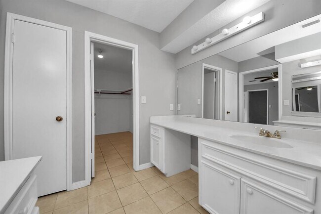 Building Photo - 2622 Heather Knoll Dr