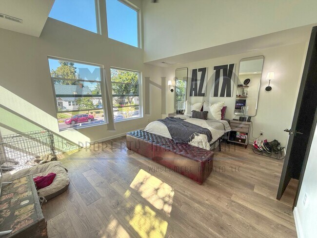 Building Photo - Beautiful Townhouse Steps From Centennial ...