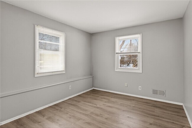 Building Photo - 14 Kingswood Dr