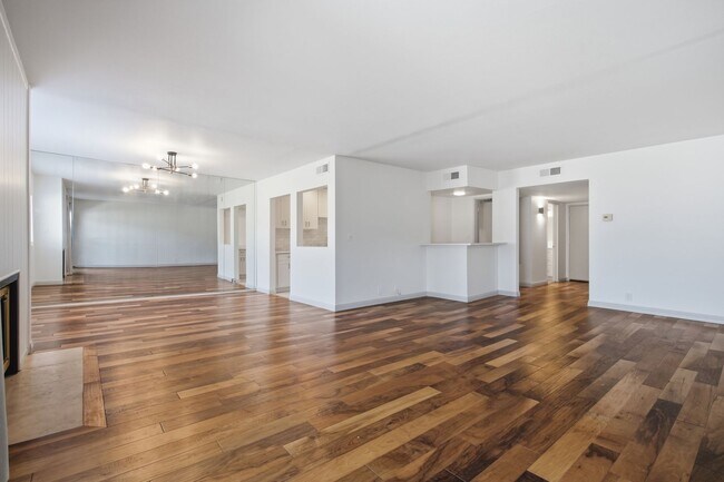 Building Photo - Prime L.A. Location Steps from Beverly Hills | 2 BR / 2.5 BA Home-Like Condo