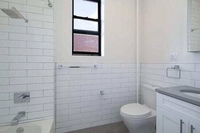 Building Photo - 16 Stanhope St