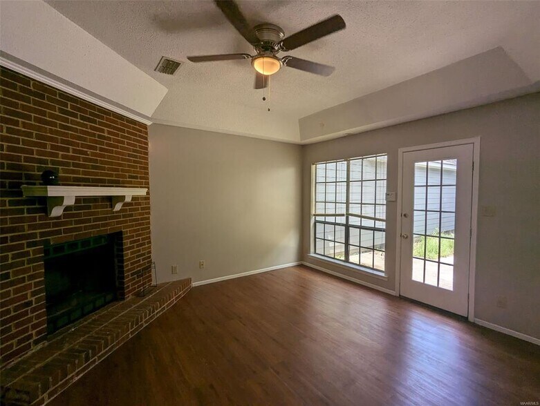 Building Photo - 580 Hollow Wood Rd