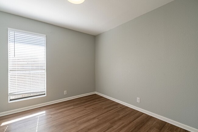 Building Photo - Charming 3-Bed Willowbend Home: Fireplace, Stainless Appliances, Garage, and Spacious Backyard!