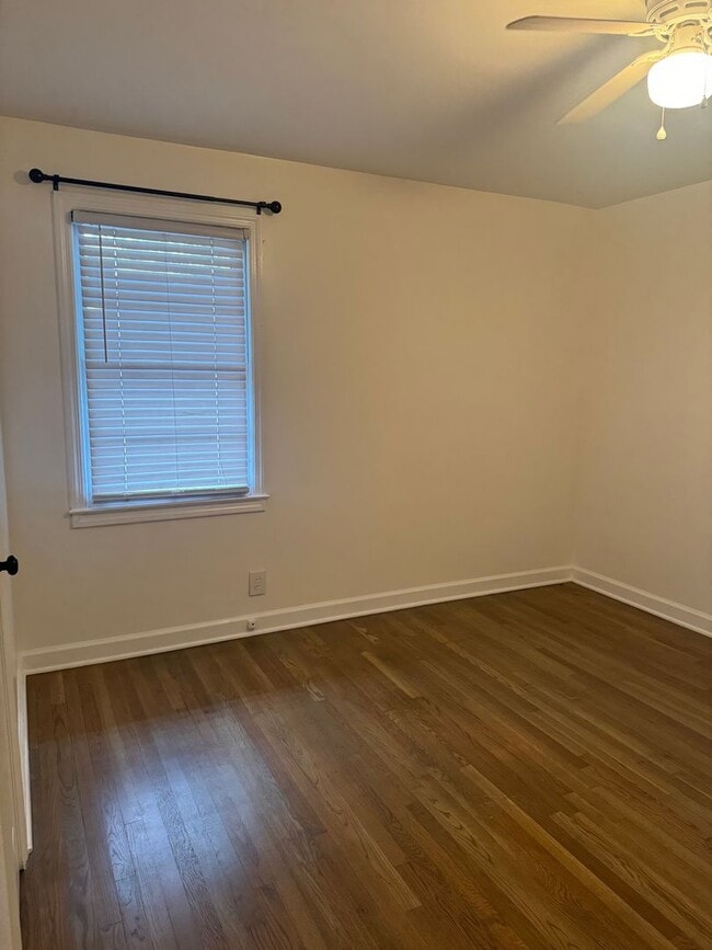 Building Photo - Price & Location!