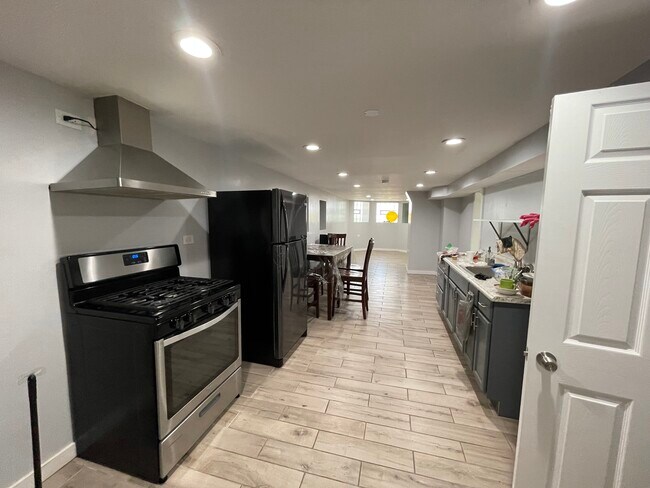 Building Photo - 2254 S Albany Ave