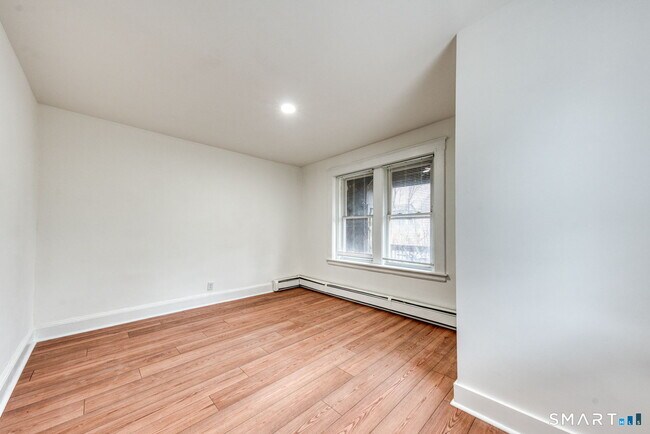 Building Photo - 152 Oak St