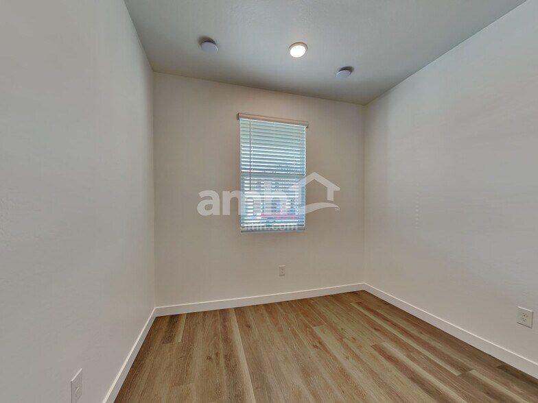 Building Photo - 9748 W Parkway Dr