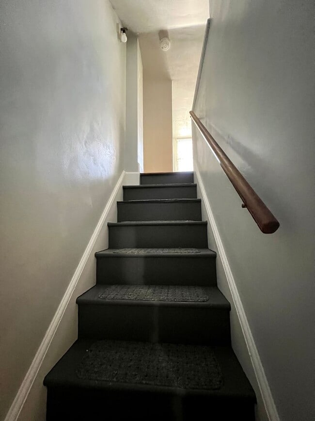 Building Photo - Modern, Cozy 1 Bedroom & 1 Bathroom Home!