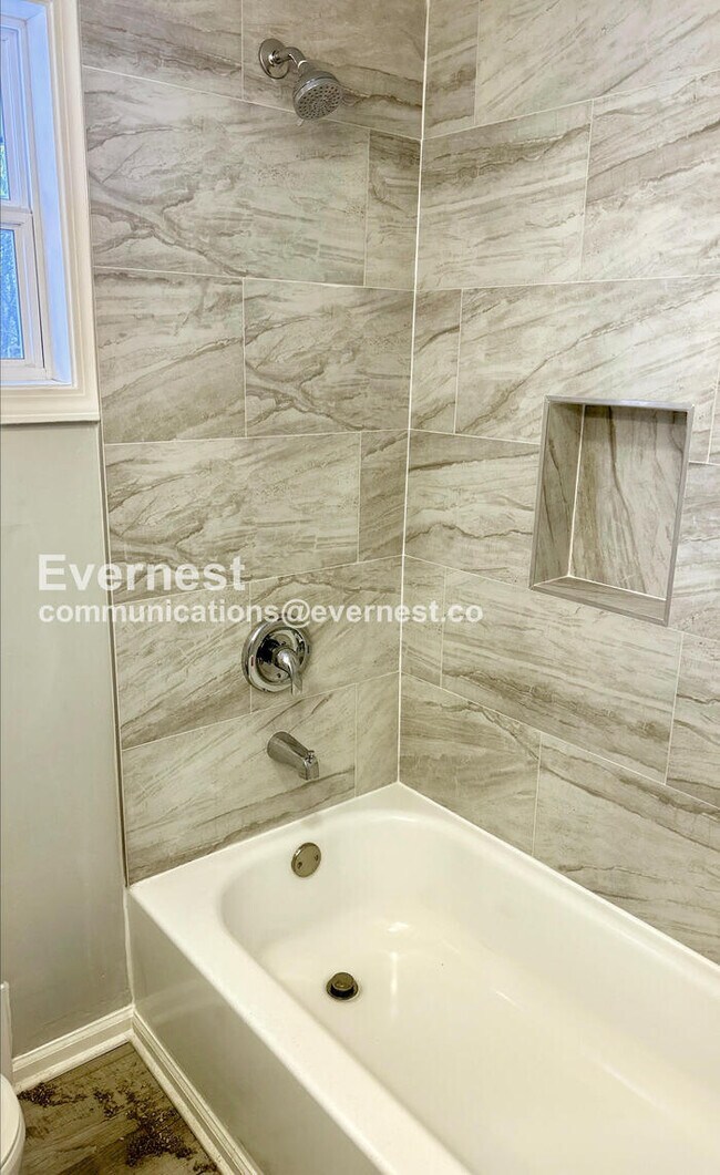 Building Photo - 1270 Moore St